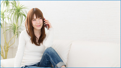 札幌でフリーダイヤルに電話をする女性