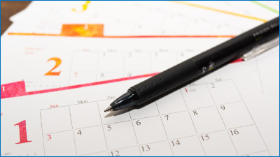 出張買取にてスケジュールを確認しているお客様